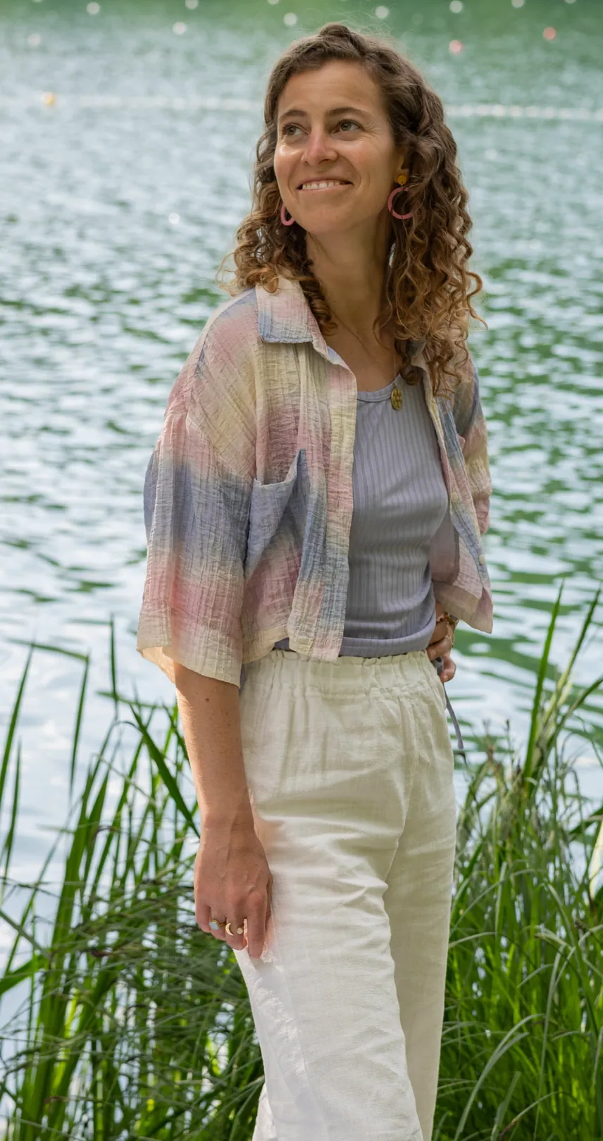 Nora Milena steht lächelnd am Wasser